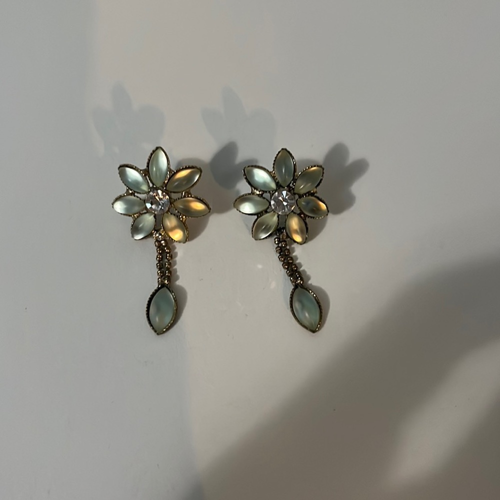 tint of green earrings flower